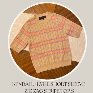 KENDALL+KYLIE SHORT SLEEVE 
ZIG ZAG STRIPE TOP S